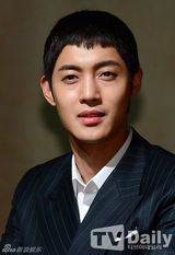 组图：金贤重《感激时代》发布 女星网袜秀开场