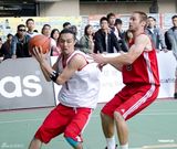 组图：周柏豪率队夺篮球比赛亚军很开心