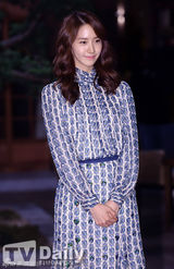 组图：允儿亮相《总理和我》公开拍摄笑颜如花