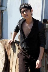 高清图：何明翰拍杂志封面 化身英伦雅痞绅士