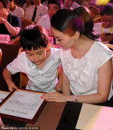 组图：王艳携子公益活动秀母子情 张泉灵献爱心