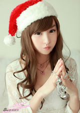 幻灯图集：小龙女彤彤化身圣诞宝贝 秀蕾丝装