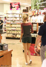 组图：斯威夫特购物耳机不离身 T恤热裤秀长腿