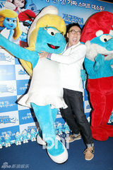 组图：朴明秀白衣亮相《蓝精灵2》蓝毯活动