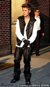 组图：贾斯汀亮相曼哈顿欣然与粉丝们合影