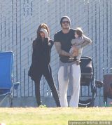 组图：贝克汉姆户外当模范奶爸 维多利亚在旁看护 