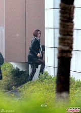 组图：周立波录节目富豪太太监场 乘豪车排场大