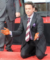 高清组图：小罗伯特-唐尼留手印 不忘宣传新片