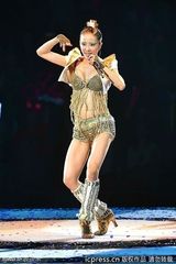 组图：蔡依林广州开唱造型华丽 跪地爬行高歌露底裤