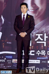 组图：金明敏朴敏英系黄丝带宣传《改过迁善》