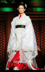 组图：韩片《后宫》6月上映 赵汝珍金东旭古装亮相