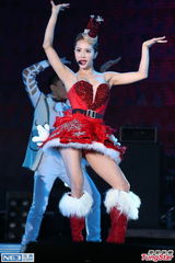 组图：蔡依林圣诞爆乳装抢镜 又唱又跳秀美腿