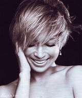 组图：滨崎步登日版《VIVI》杂志封面 美甲抢眼