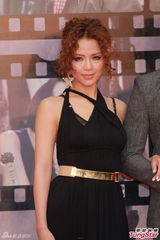 组图：方皓文金像奖红毯黑裙保守 不露事业线