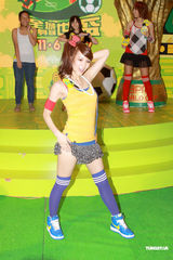 幻灯图：黑涩会美眉参加世界杯活动 看球不为看帅哥