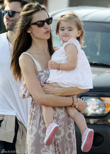 高清组图：辣妈超模安布罗休携可爱女儿出游 