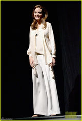 组图：安吉丽娜朱莉白衣飘飘 为新电影卖力宣传