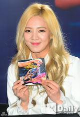 组图：少女时代亮相签售会 修身白衣靓丽抢镜