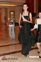 幻灯图集：爱戴酥胸半露火辣出场 蔡康永侯佩岑联袂主持