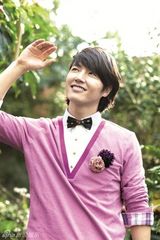 组图：韩星尹相铉全新服装写真 春意盎然温暖阳光