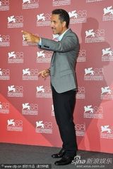 组图：竞赛片《内陆》发布会 女星黄衣配蓝裤抢镜