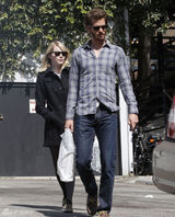 组图：艾玛和加菲尔德戴情侣墨镜外出