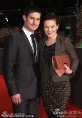 高清：《未来》首映礼 女导演米兰达挽两男走红毯