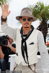 高清组图：德普宣传《海盗4》 佩内洛普紧身裙性感