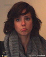 幻灯图集：杰西卡-阿尔芭逛街 撅嘴表情可爱