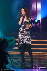 组图： 容祖儿TWINS亮相《劲歌金曲优秀选》录影