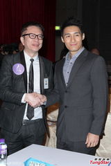 组图：尚格云顿助阵2012亚姐竞选赞佳丽优雅