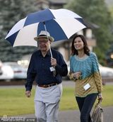 组图：邓文迪随默多克亮相媒体峰会恩爱同行