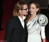 高清图：朱莉携皮特出席《血与蜜之地》巴黎首映