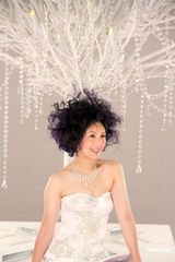 高清图：杨千嬅爆炸头闪亮登场 演唱会穿婚纱礼服