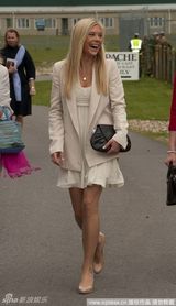 幻灯图：哈里王子顺利毕业 查尔斯王储亲子授予勋章