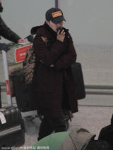 组图：陈思诚独自现身上海 一路电话讲不停