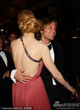 组图：妮可戛纳走秀风情露背 真空激凸艳光四射