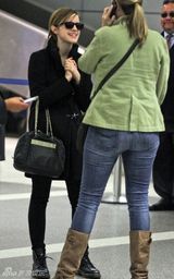 高清组图：艾玛-沃特森现身机场黑色大衣搭潮包