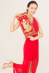 组图：童瑶红衣贺岁拜年 气质女神送祝福