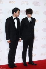 高清图：尹恩惠金秀贤JYJ亮相MBC演技大赏红毯