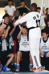 组图：NBA球星霍华德访韩跳马舞与谐星搞笑互动