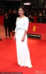 组图：电影《镇上的两人》首映 女星秀性感美背