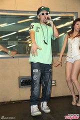 组图：热狗演唱会彩排 辣妹贴身热舞频走光