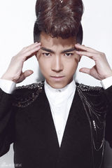 组图：歌浴森新年写真帅气硬朗摇滚范儿