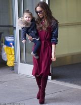 组图：贝嫂单手抱女秀巨钻 小七嘟嘴冲镜头卖萌