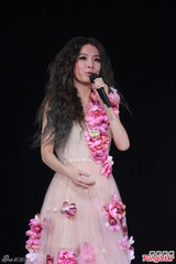 组图：Selina延迟造人 Ella挤胸性感舞老公最爱