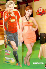 幻灯图：众模特出席世界杯宣传 性感扮靓有奇招