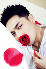 组图：霍政谚湿身写真 电力十足上演男色诱惑