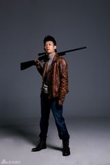 组图：张译型男写真持枪展硬汉气质