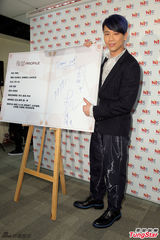 组图：陶喆黑色西服帅气亮相 现场不会写中文